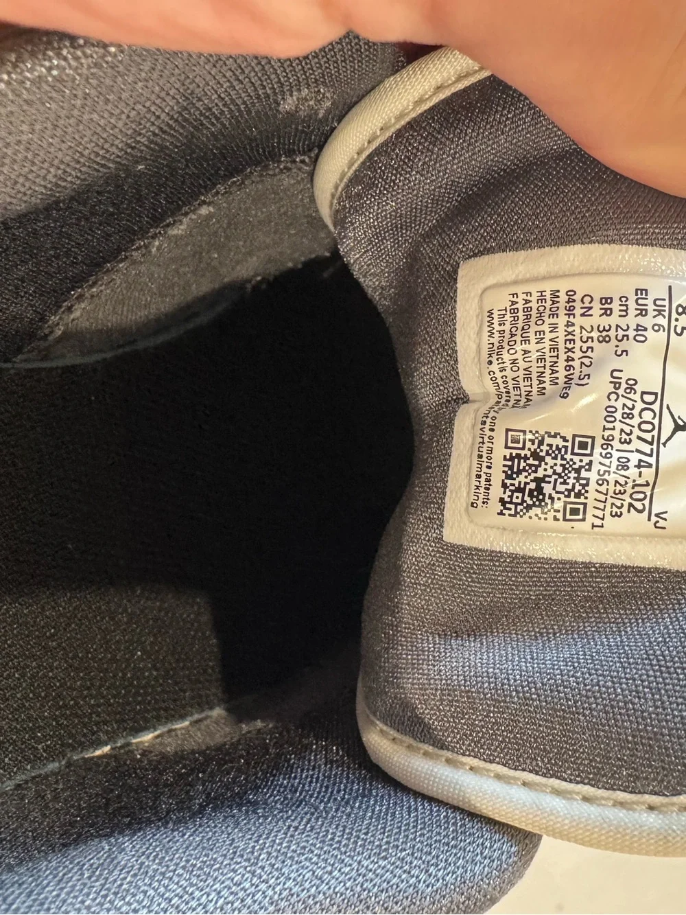 Low-Top nike dunks in blue and white